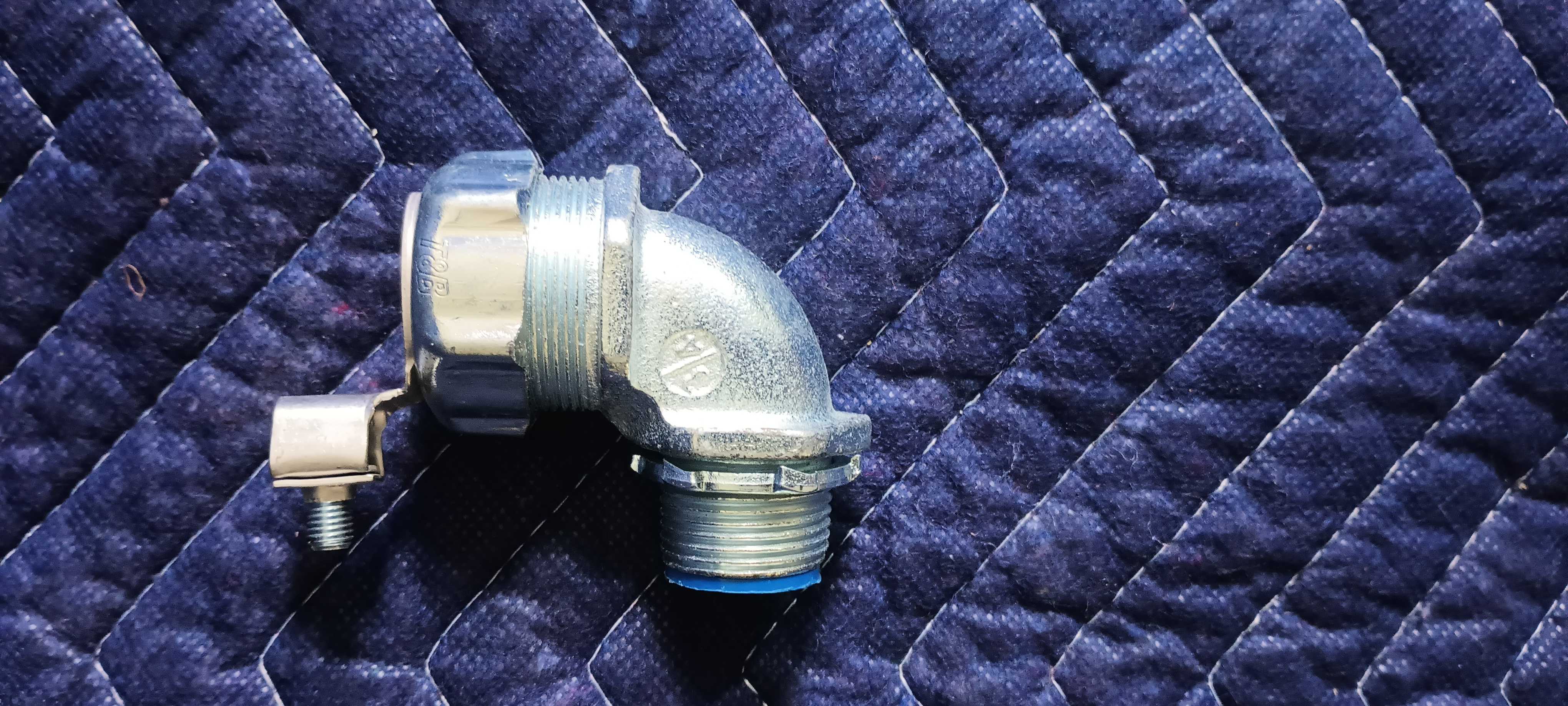Thomas and Betts 5354 GR 1 in 90° malleable iron external bonding liquid tight insulated conduit connector