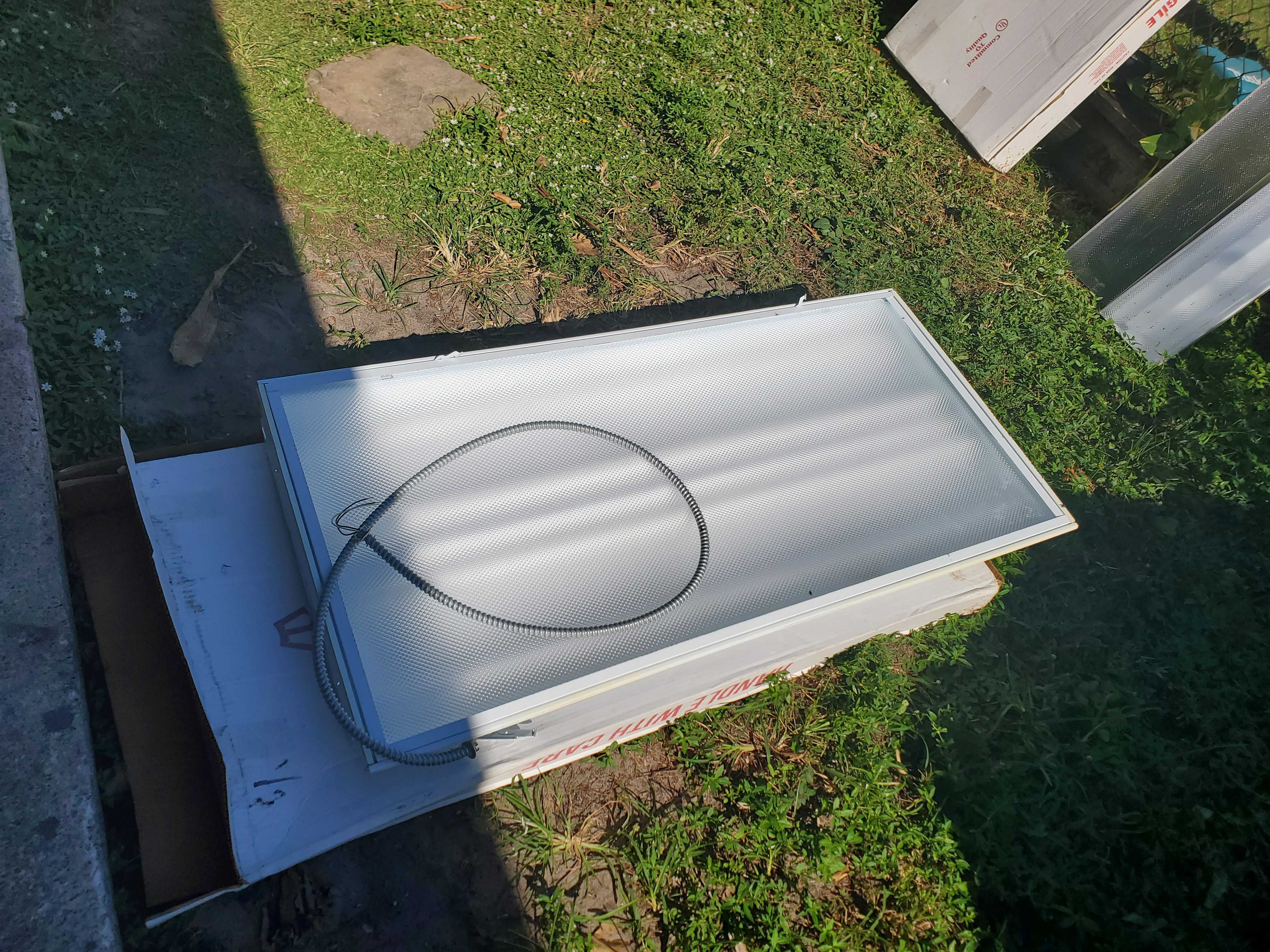 brand new DSUN LIGHTING FIXTURE 2×4 LAYIN with bulbs