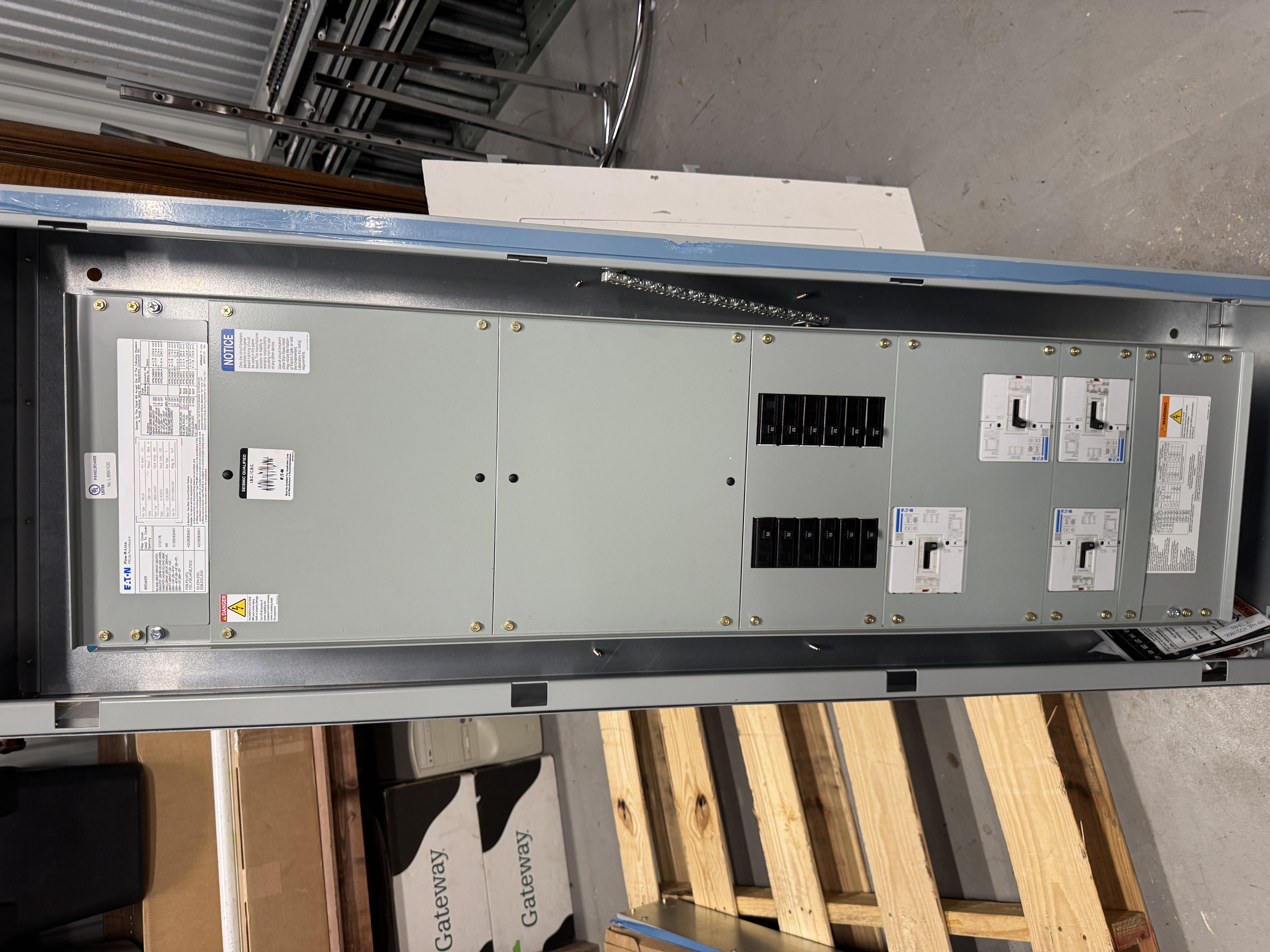 400 Amp Eaton Power line panel w breakers 