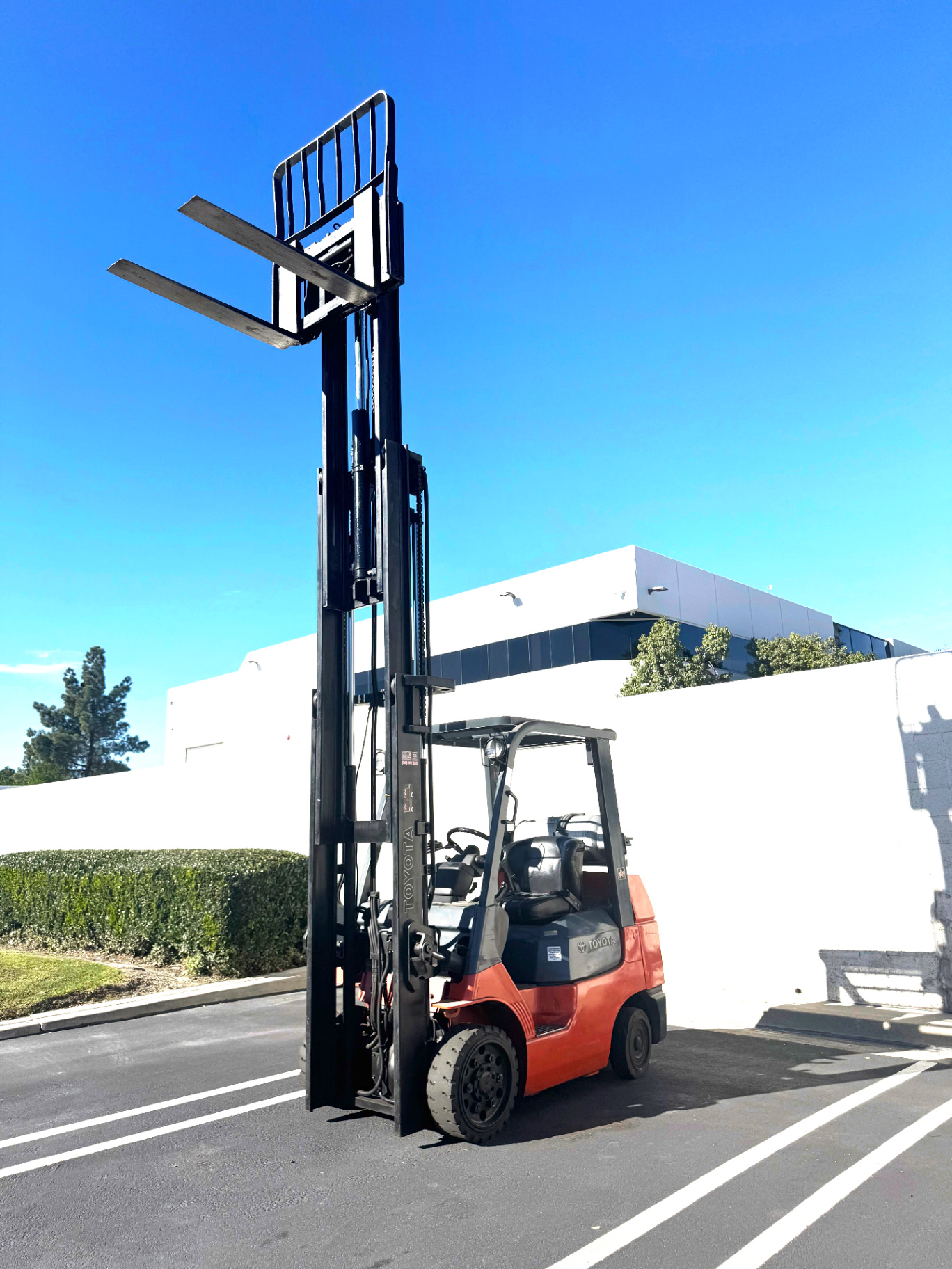 2000 Toyota 6,000lb Forklift - 7FGCU30 - 3-Stage Mast - 72” Forks