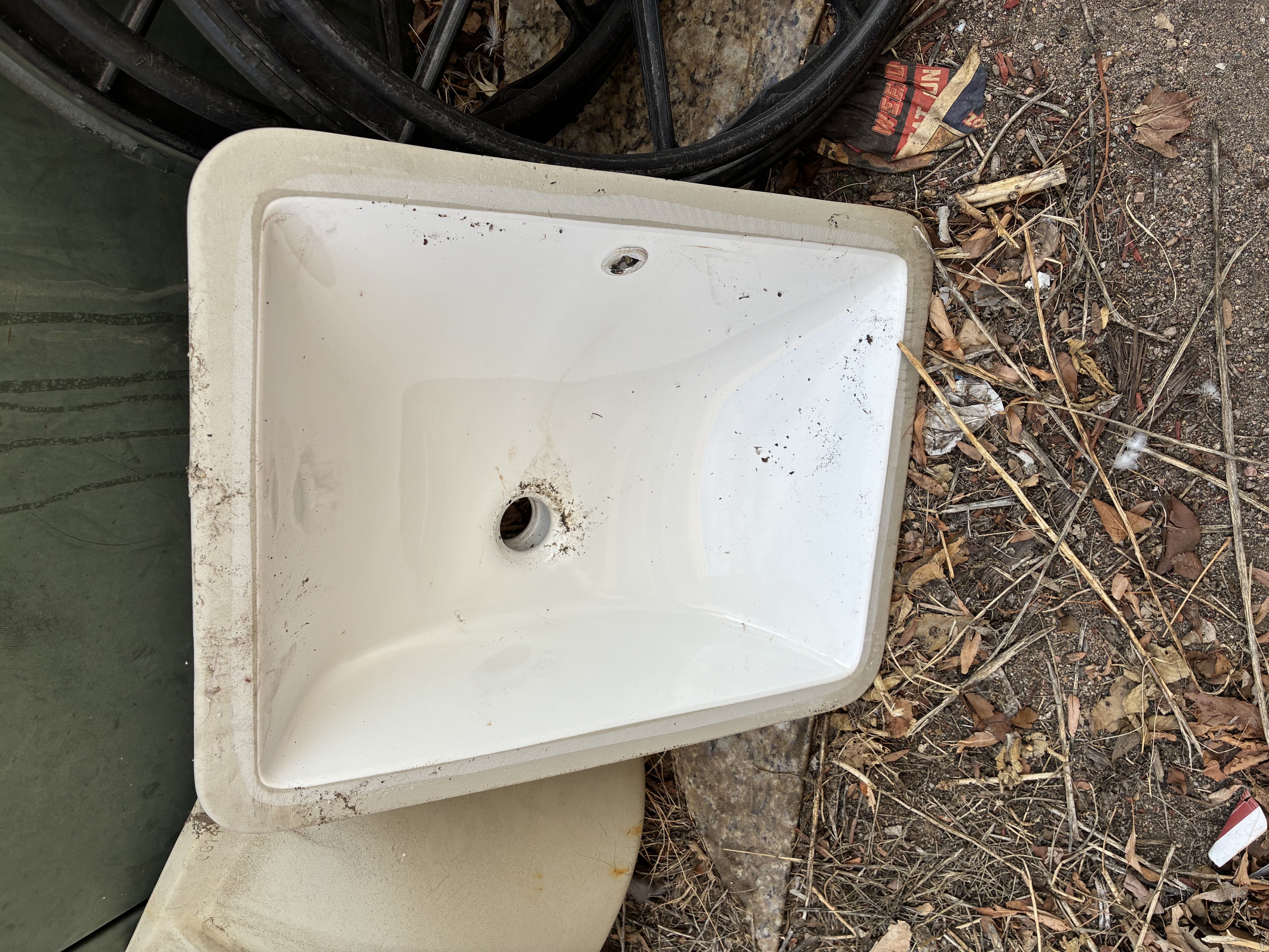Porcelain under mount sinks